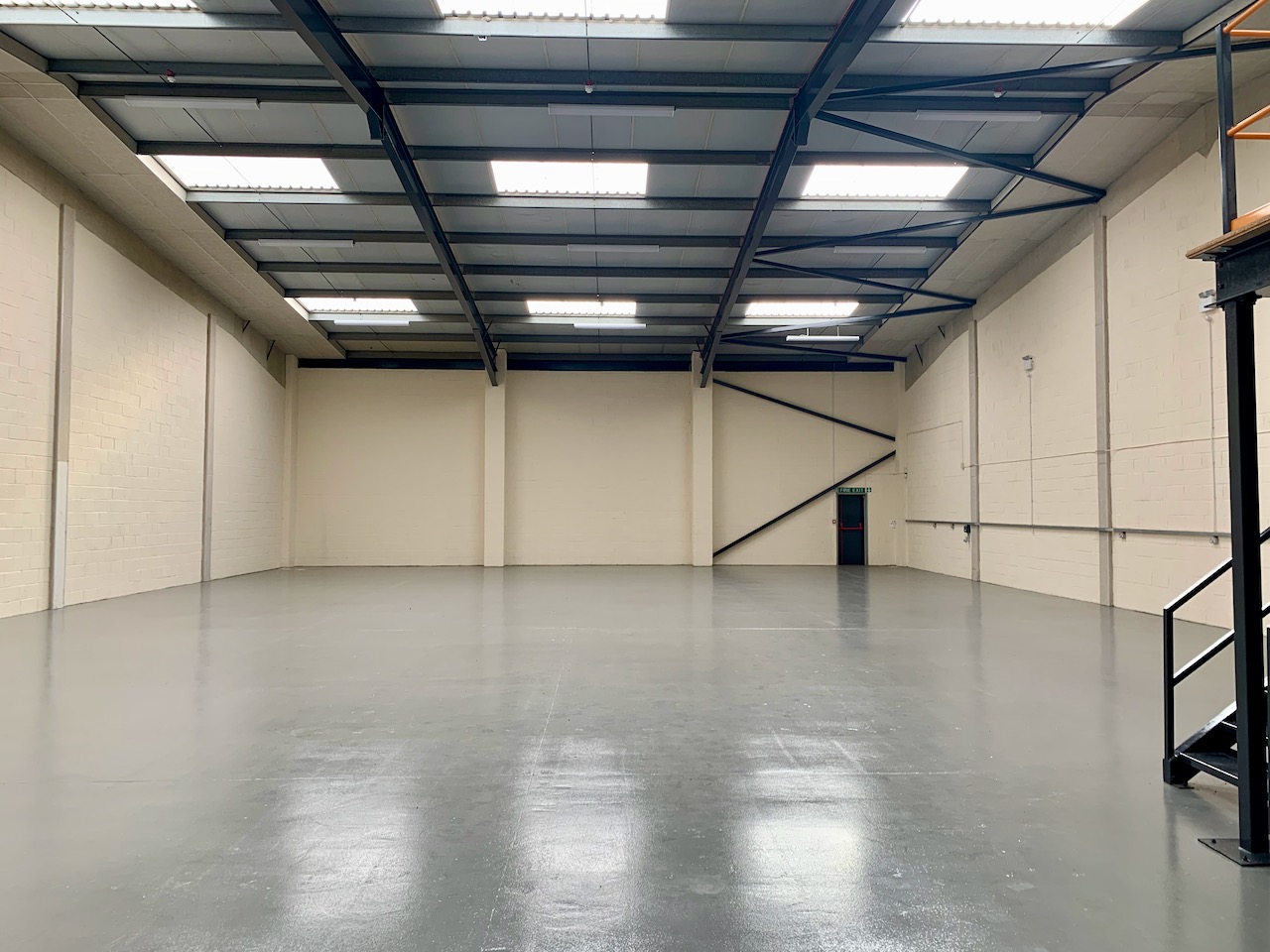 18-Plover-Close-Newport-Pagnell-Warehouse-Internal-1
