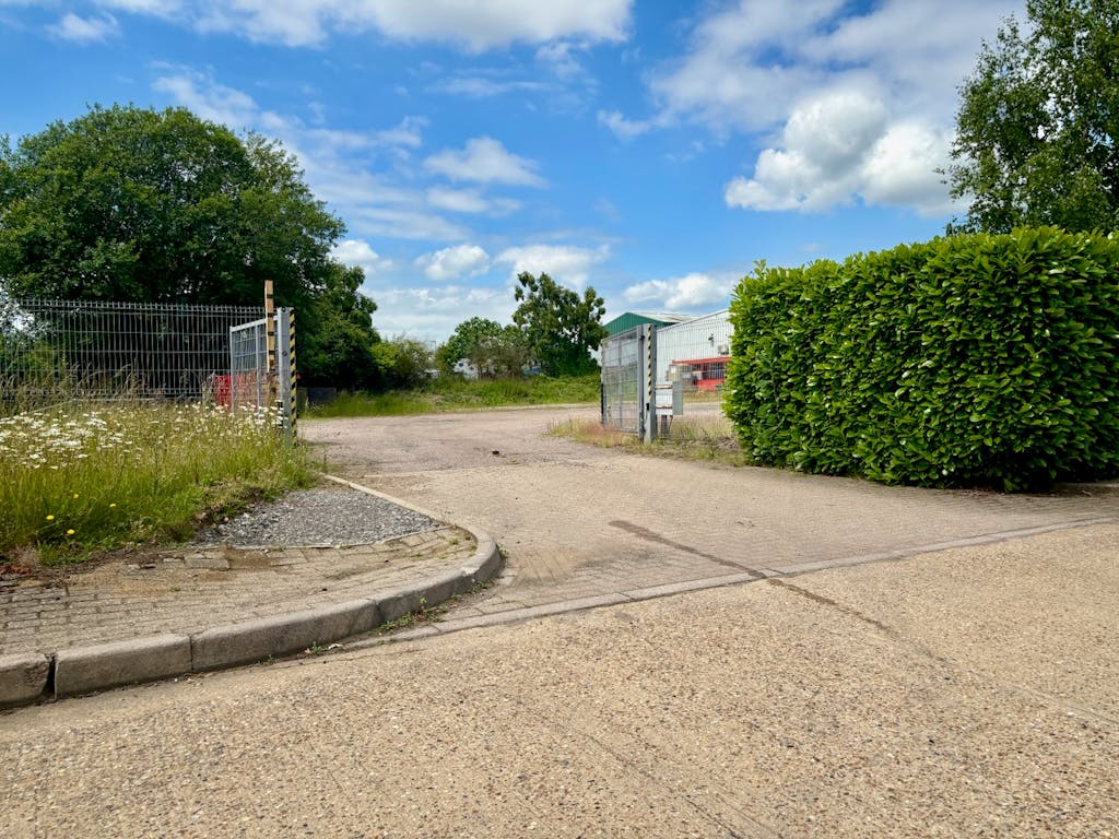 Yard at Eden Way, Pages Industrial Park, Leighton Buzzard, LU7 4TZ